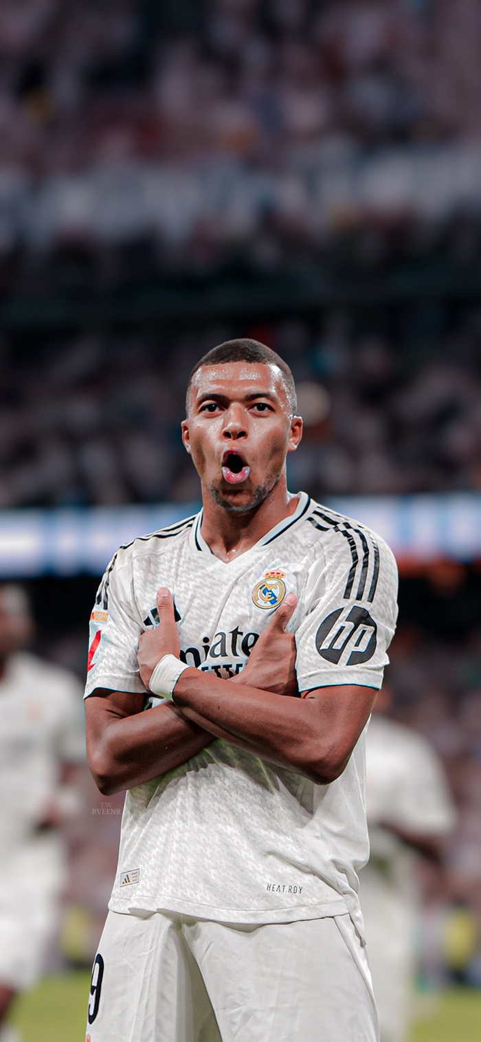 积雪已覆盖球场，加拿大联赛球员在雪战中完成潇洒倒钩得分（大雪封场，加拿大联赛球员雪中倒钩破门）