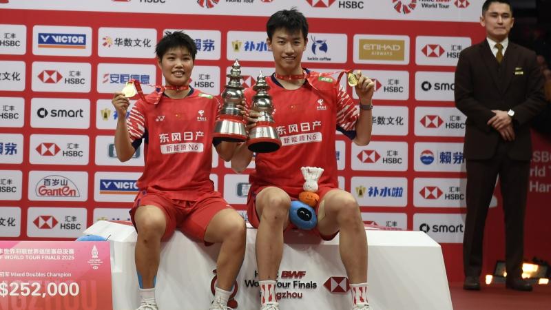 争议判罚点燃全场，两队差点动手（争议吹罚引爆火药味，双方险些爆发冲突）