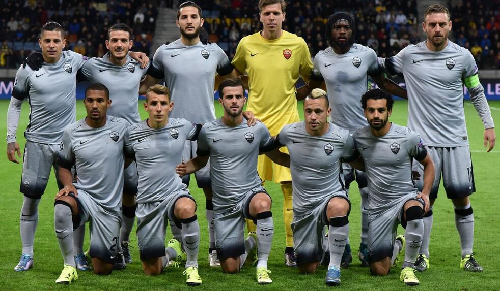 五星吐槽中足联颁奖会：简陋敷衍，还不如有些公司的年会现场（中足联颁奖礼遭五颗星差评：寒酸敷衍，比不过不少公司的年会）