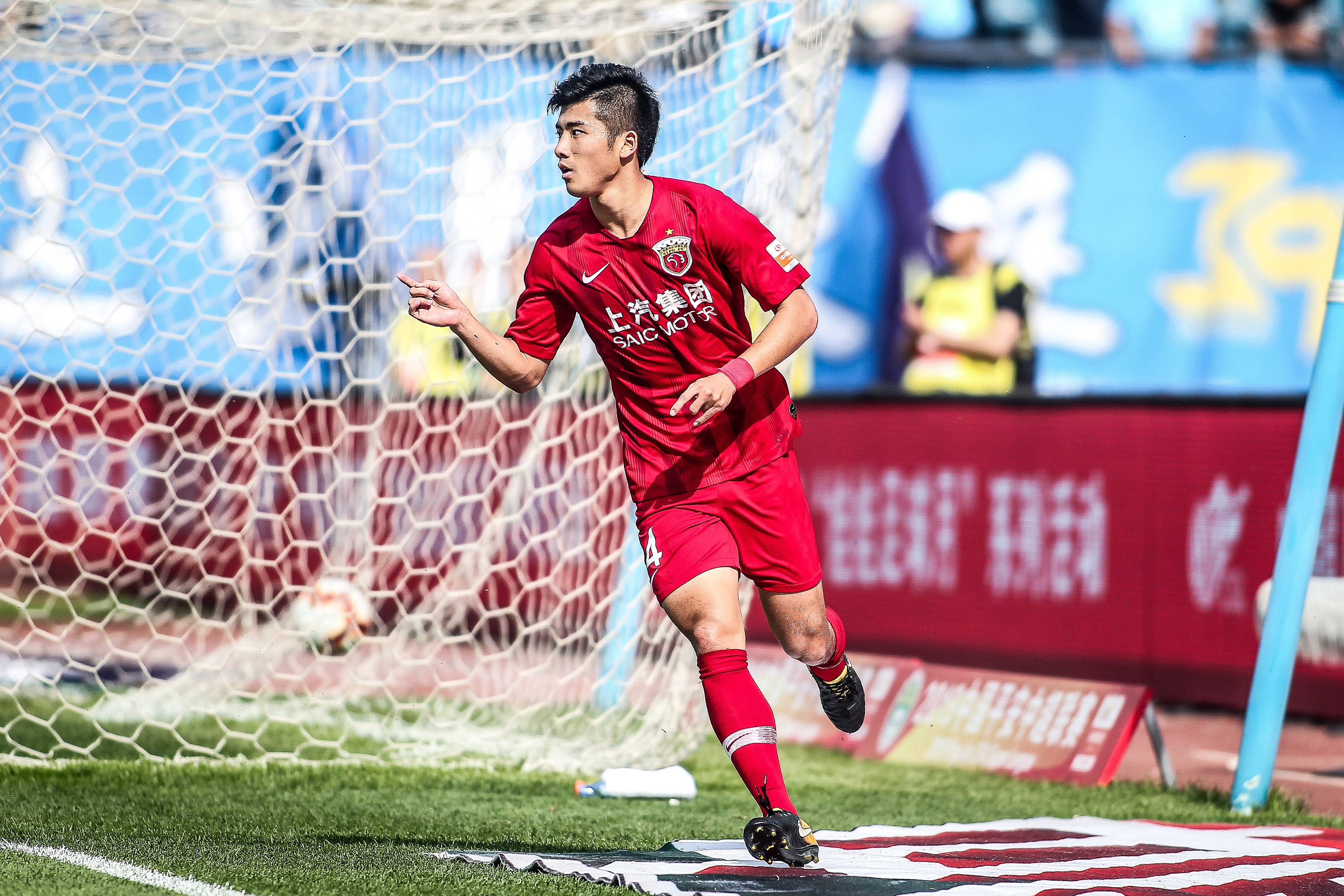 奎因五项基础数据均排在本届新秀前五，总助攻第一（奎因五大基础数据全部跻身本届新秀前五，助攻总数领跑）