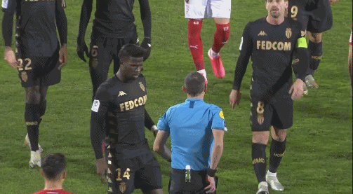 每体：拉波尔塔曾对贝尔纳尔说过，总有一天他会成为巴萨队长（世界体育报：拉波尔塔曾鼓励贝尔纳尔，称其终有一日会戴上巴萨队长袖标）