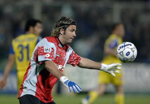 官方：鸟栖砂岩与主帅小菊昭雄续约至26／27赛季结束（鸟栖砂岩官宣与主帅小菊昭雄续约，合同至2026／27赛季末）